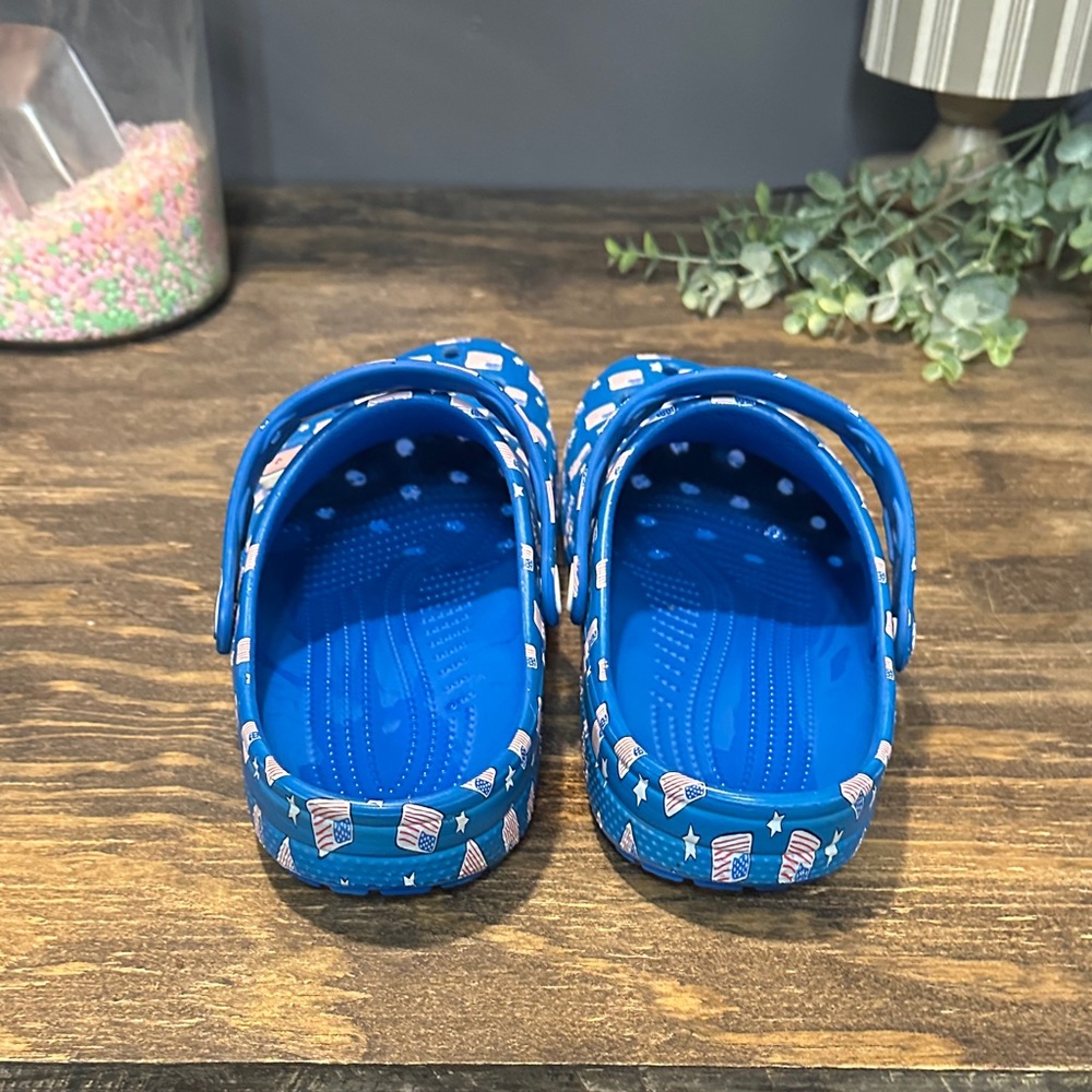 Limited Edition Vineyard Vines Crocs Womens size 9 Men’s size 7 - Picture 3 of 4
